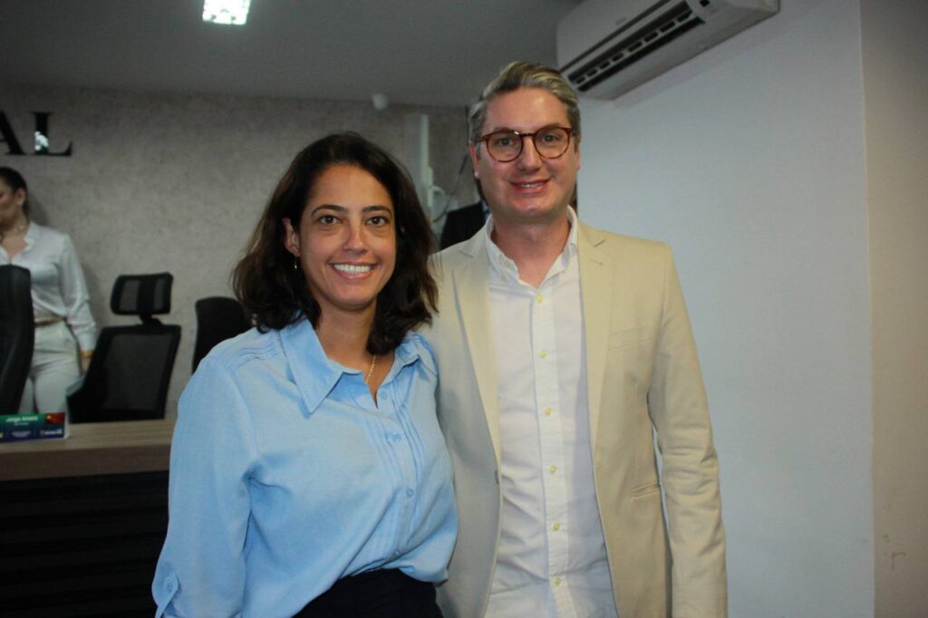 Carol Fleury ao lado de Lucas Antonietti.