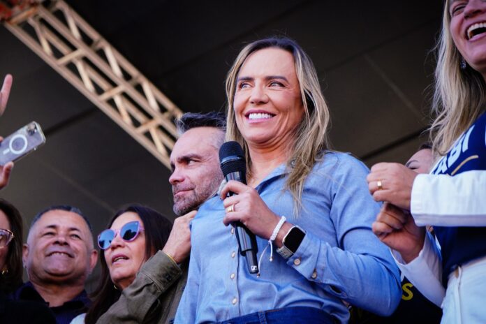 Celina Leão sorridente