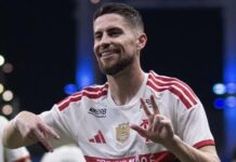 Flamengo faz 3 a 0 no Bahia e recupera a liderança do Brasileirão