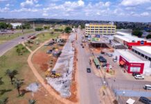 Obras na DF-290 avançam com instalação de paver, calçadas e estacionamentos na divisa com Novo Gama